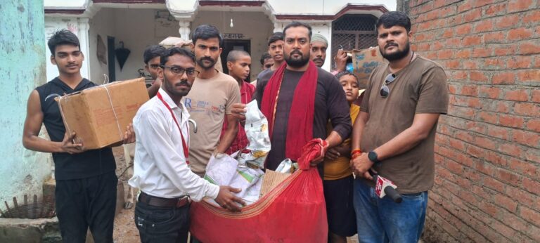 यमुना नदी का जल स्तर बढ़ा, लोगों ने खाली किए गांव, नेशनल मीडिया प्रेस क्लब पदाधिकारियों ने बाटी राहत सामग्री