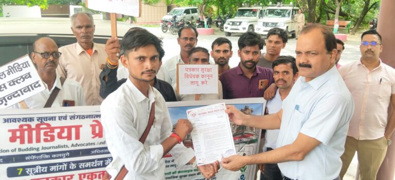 कानपुर देहात जिला कमेटी नेशनल मीडिया प्रेस क्लब ने पत्रकार हितों की 7 सूत्रीय मांगों को लेकर पैदल मार्च निकाल प्रधानमंत्री के नाम सौंपा जिलाधिकारी को ज्ञापन